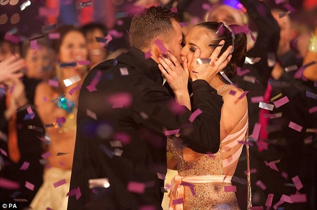 Nụ hôn chiến thắng của KaraTointon và Chigvintsev tại Strictly Come Dancing 2010 (phiên bản DWTS của Anh).